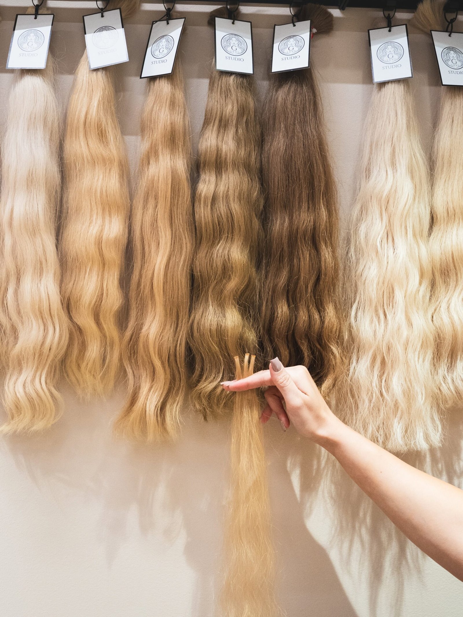Muestras de color de extensiones de cabello en el estudio de Ginta Levi