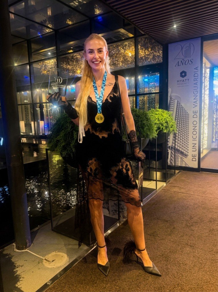 Ginta Levi con la medalla de oro, primera en un concurso de extensiones de cabello.
